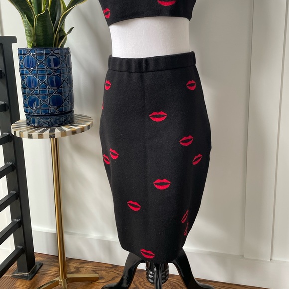 Lips Skirt 👄 - Picture 3 of 6